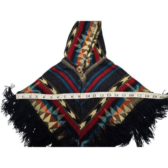 Hooded Fringe Poncho With Vibrant Geometric Patterns & Button Closure galopgos - Picture 7 of 9